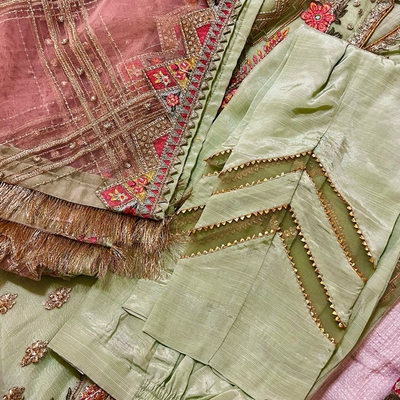 Pakistani Shalwar Kameez Clothing - Picture 5 of 5